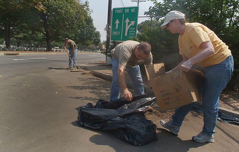 File:US Navy 060825-N-2383B-087 Newly selected U.S. Navy Chief Petty Officer (CPO) from the Washington, D.C. area, accompanied by their CPO mentors, freshen up the boundary area of the Armed Forces Retirement Home in Washington, D.C.jpg