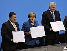 Sigmar Gabriel, Angela Merkel und Horst Seehofer bei der Unterzeichnung des Koalitionsvertrages (2013) (Quelle: Wikimedia)