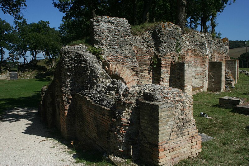 File:Urbisaglia Anfiteatro by Saro Di Bartolo-08.jpg