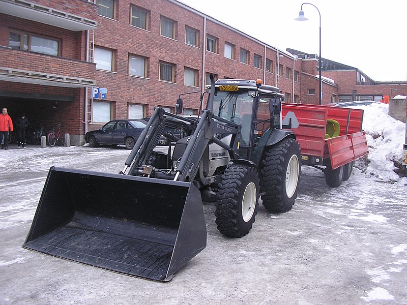 File:Valtra tractor with trailer Jyväskylä.jpg