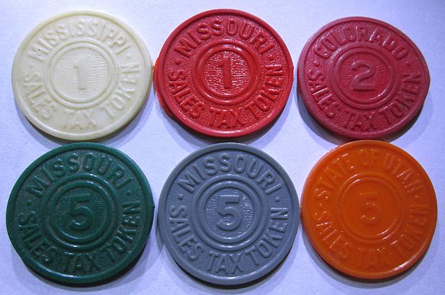 640px-Various_plastic_sales_tax_tokens_from_the_United_States.jpg (640×425)