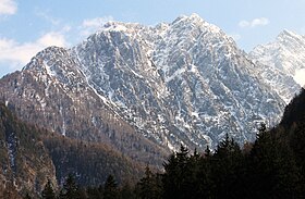 Vista da encosta oeste, do vale Ravenska Kočna.