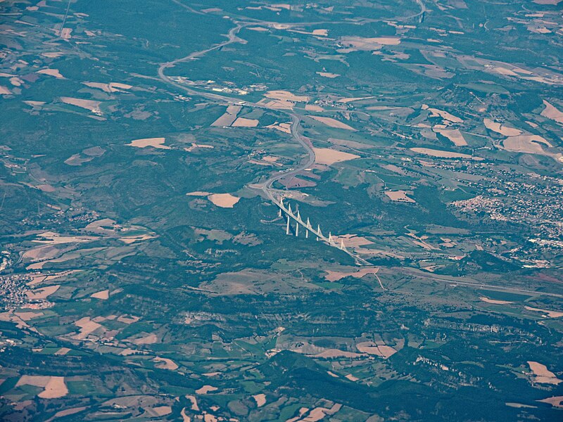 File:Viaduc de Millau vu depuis 7000 m d'altitude.jpg