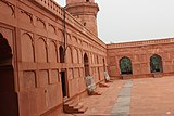 Zicht op buiten de crridor van shahi masjid.JPG