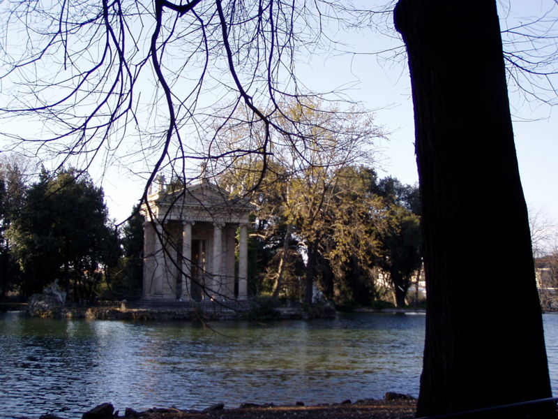 File:Villa Borghese tempietto sul lago.jpg