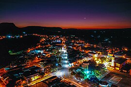 Vista do município ao anoitecer