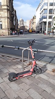 Миниатюра для Файл:Voi scooter in Liverpool 20221101 124530.jpg