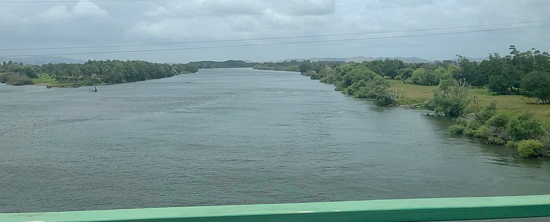 File:Waikato River looking south east from Rangiriri Bridge.jpg