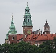 Wieża Zygmuntowska (po lewej), obok niej Wieża Zegarowa i Wieża Srebrnych Dzwonów
