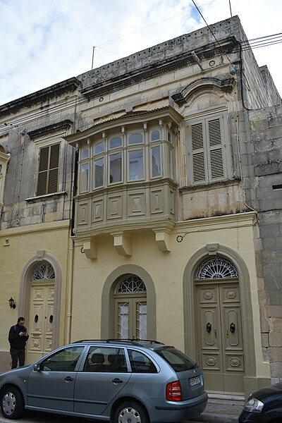 File:Wooden balcony in Mosta.jpg