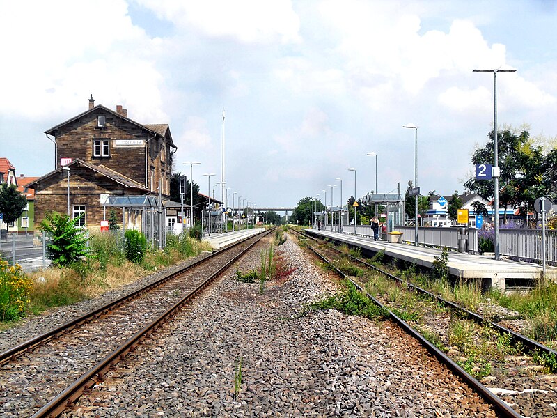 File:Worms-Pfeddersheimer Bahnhof- auf Bahnübergang der Paternusstraße- Richtung Ost (Worms Hauptbahnhof) 30.6.2009.jpg