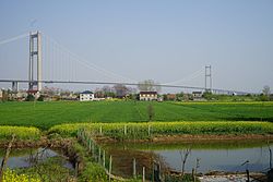 長江の中州・世業洲から望む潤揚長江大橋の南橋。長江の対岸は潤州区