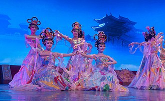 Danseuses lors d'un spectacle culturel, en Chine. (définition réelle 3 358 × 2 063)