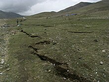 Earthquake cleft in the grassland Yushuquake-Gruschke.jpg