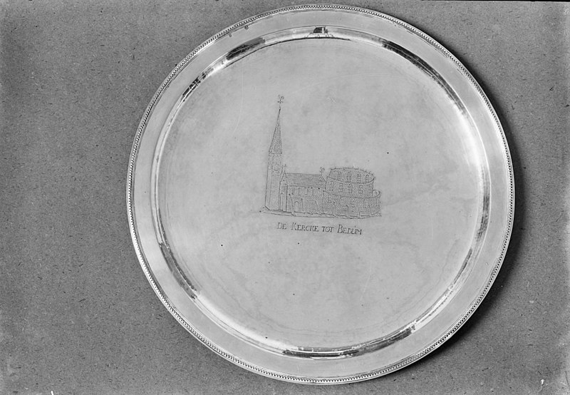 File:Zilveren schaal met afbeelding van de kerk - Bedum - 20028700 - RCE.jpg