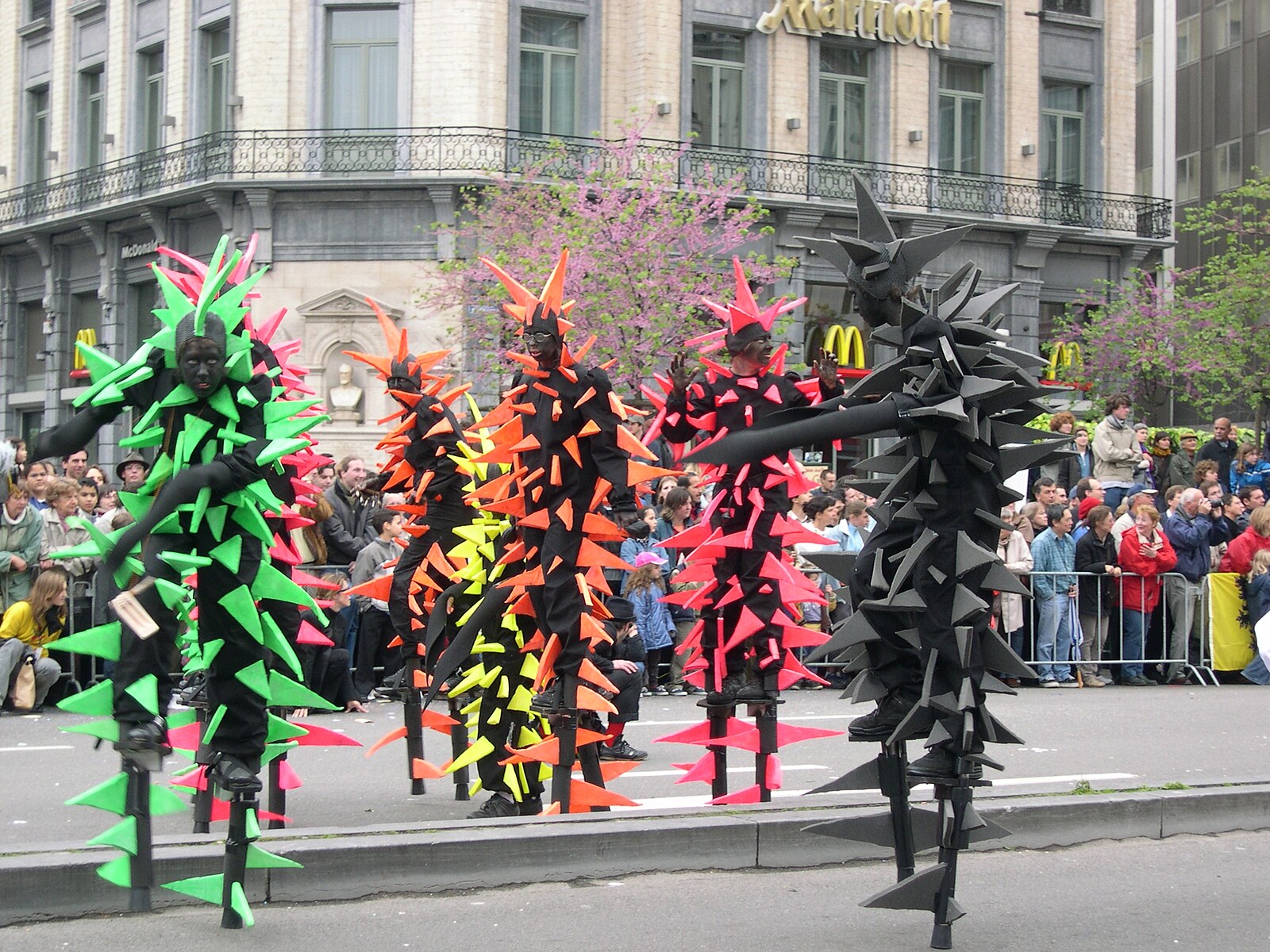 Плохой парад. Zinneke Parade. Парад Зиннеке. Уличные парады картинка. Парад дамбасе.