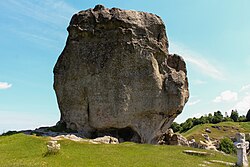 «Чортів камінь» в селищі Підкамінь