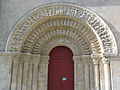 Église Saint-Pierre-de-la-Tour d'Aulnay, portail sud le soir.JPG