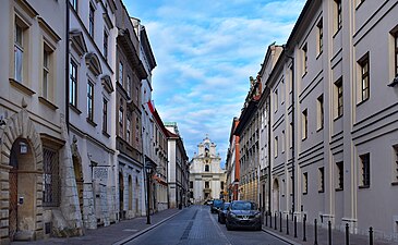 Perspektywę ulicy na północy zamyka bryła kościoła pijarów