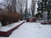 Братська могила воїнів Радянської Армії та пам'ятник воїнам-односельцям, які загинули в роки Великої Вітчизняної війни, Селище.JPG
