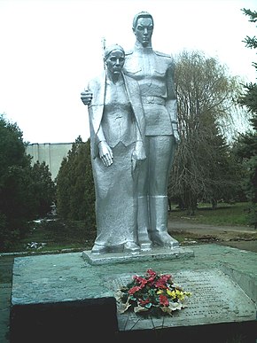 A Pivdenny és Pivdenno-Zakhidny Front radián harcosainak testvérsírja és egy emlékmű a falubeliek emlékművének.jpg