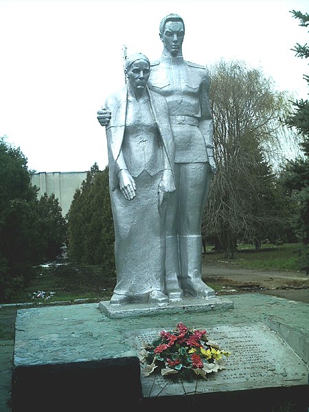 File:Братська могила радянських воїнів Південного і Південно-Західного фронтів та пам'ятник односельчанам.jpg