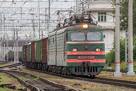 Электровоз ВЛ10У-755 с грузовым поездом