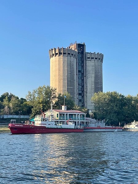 File:Вид на самарский элеватор с реки Самары.jpg