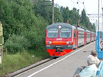 Электропоезд на Васкелово у платформы