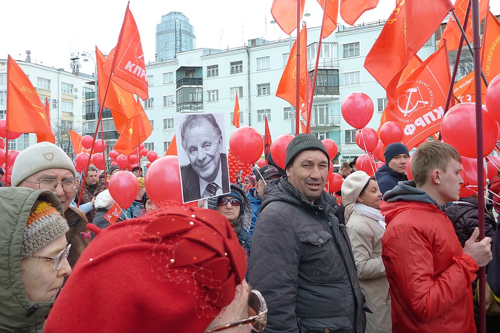 Коммунисты с портретом умершего в 2019 году Жореса Алферова