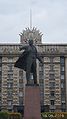 Auch von Lenin gibt es noch eine Statue vor einem Gebäude aus der Zeit der Sowjetunion.