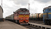 Тепловоз ТЭП70-0466 с поездом Москва — Сыктывкар прибывает на станцию