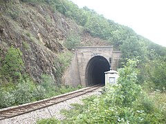 Тунелот непосредно пред станицата во северен правец кон Скопје и Зелениково