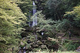 Wasserfall und Brücke