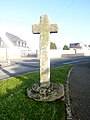 La croix de Lanvar, à socle circulaire mais à fût de section carrée (XVIe siècle probablement).