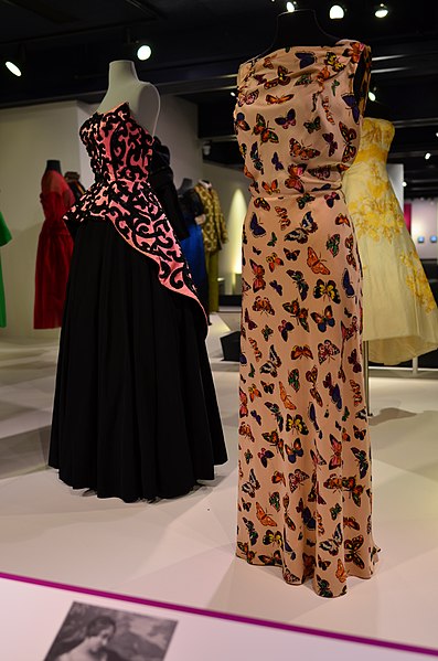 File:1937 Elsa Schiaparelli evening gown.jpg