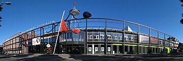 De voorzijde van cultuurcentrum De Oosterpoort in 2010. De façade met lichtsculptuur, die uit 1991 dateert, werd ontworpen door de kunstenaars Tom Postma en Alexander Schabracq.[2]