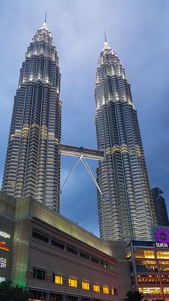 File:2016 Kuala Lumpur, Petronas Towers (13).jpg