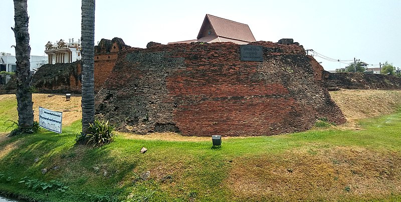 File:201703291210d P Chiang Mai, City Wall, Hua Lin Corner.jpg