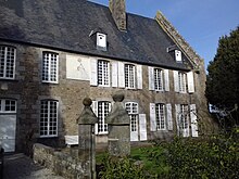 Vue de la façade d'un bâtiment sur jardin