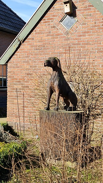 File:2021-02-25 — Vizsla sculpture, Diepenheim.jpg