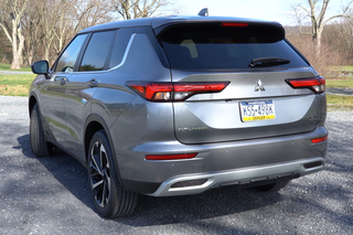 2022 Mitsubishi Outlander SE Launch Edition (United States) rear view