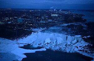 300px-244_Niagara_Falls_bij_avond