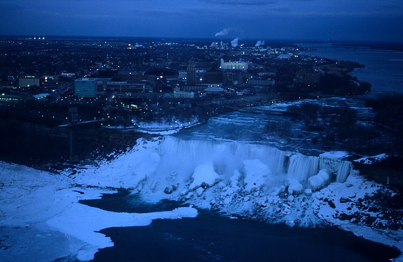 File:244 Niagara Falls bij avond.jpeg
