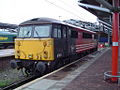 English: A British electric locomotive class 87 at Rugby station. Deutsch: Eine britische Elektrolokomotive der Baureihe 87 in Rugby.