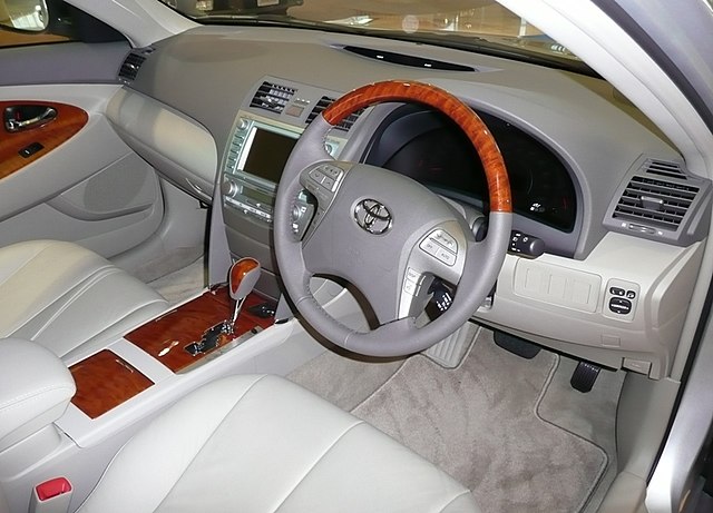 Interiors of the Toyota Camry G Dignis Edition (Japan; pre-facelift). Red-brown interior wood grain replaced the yellow-tinged trim after July 2007.