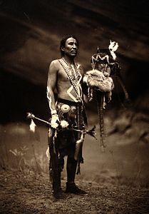 Un homme navajo en costume traditionnel (collection sur l'ethnographie).