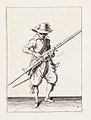 Aanwijzing 8 voor het hanteren van het musket - V lont opdruckt (Jacob de Gheyn, 1607) .jpg