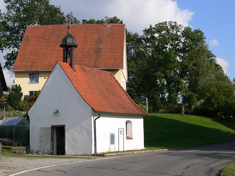 File:Abetsweiler Kapelle außen 2.jpg