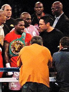 Adrien Broner med sitt nye belte.jpg